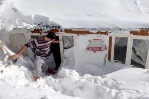 Kar esareti sebebiyle eve pencereden giriyorlar