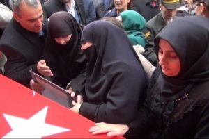 Şehidin yakınları: Bu &uuml;lkeyi kimseye b&ouml;ld&uuml;rtmeyiz
