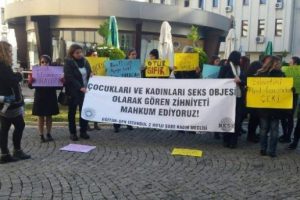 Eğitim Sen'den kız &ouml;ğrenciyi sınıfta &ouml;ğretmenden rencide a&ccedil;ıklaması