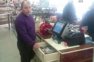 Kuruyemiş&ccedil;iden hırsızlık g&uuml;venlik kamerasında