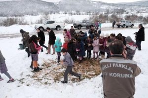 &Ouml;ğrenciler yaban hayvanları i&ccedil;in yiyecek bıraktı