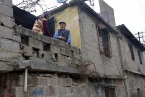 Altın ve paraları dolandırıcılara poşetle attılar
