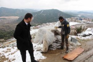 Yardım aldığı k&ouml;m&uuml;rleri satışa &ccedil;ıkardı