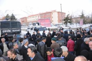 Hakkarililer taşınmaya karşı valiliğe y&uuml;r&uuml;d&uuml;