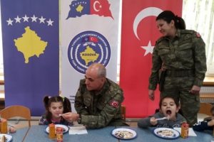 T&uuml;rk askerlerden anlamlı ziyaret