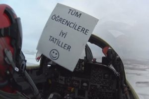 T&uuml;rk Yıldızları'ndan &ouml;ğrencilere s&uuml;rpriz