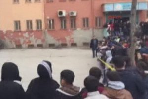 Karne dağıtımında patlama: 5 &ouml;ğrenci yaralandı