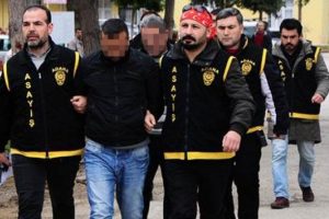 10 yaşındaki &ccedil;ocuğu dolandıran sahte polisler yakalandı