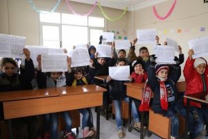 Suriyeli &ouml;ğrencilerin karne sevinci