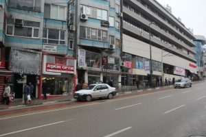Bursa'da gece kul&uuml;b&uuml; ile lise yan yana