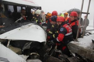Yolcu minib&uuml;s&uuml; kamyona &ccedil;arptı: 11 yaralı