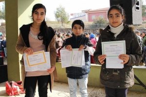 Ter&ouml;rden mağdur olan &ouml;ğrencilerin buruk karne heyecanı