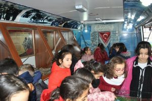 &Ccedil;anakkale m&uuml;ze otob&uuml;s&uuml; Bursa'da &ouml;ğrencilerle buluştu