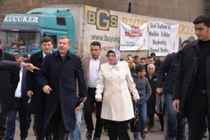 Ak Partili &Ouml;zdağ, Sur'da silah sesleri arasında konuştu