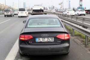 Polisin elinden ka&ccedil;an şahsa ara&ccedil; &ccedil;arptı
