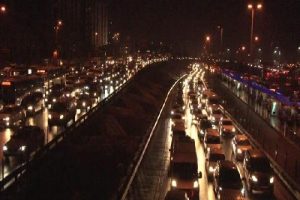 İstanbul'da trafik yoğunluğu y&uuml;zde 90'ları g&ouml;rd&uuml;