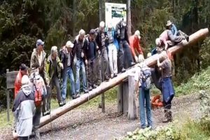 Yaşlıların tahterevalli eğlencesi k&ouml;t&uuml; bitti
