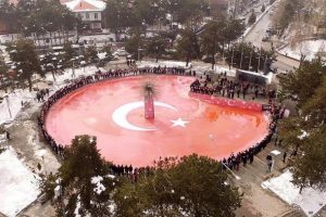 S&uuml;s havuzuna T&uuml;rk bayrağı &ccedil;izildi