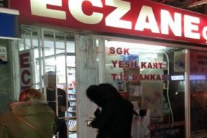 Eczacılar kendi &ouml;nlemini aldı, kepenk arkasından ila&ccedil; satıyorlar