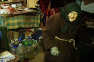 'Gideceğim yerde para gerekmiyor' dedi 700 bin doları k&ouml;yl&uuml;lere dağıttı