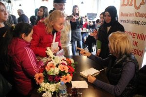 Ayşe Kulin Bursa'da okurlarıyla buluştu