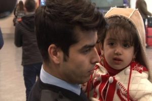 2 yaşındaki &ccedil;ocuğu havalimanına bıraktılar