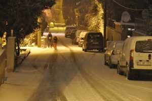 Balıkesir'de kar yağışı s&uuml;r&uuml;c&uuml;lere zor anlar yaşattı