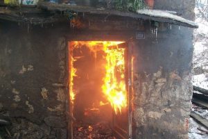 İki katlı bina k&uuml;l oldu