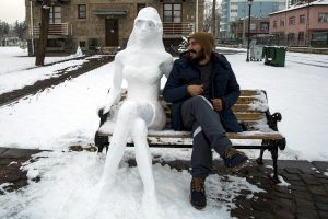 Kardan 'bikinili kadın' heykeli yaptı