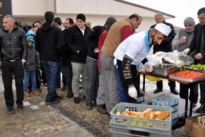 Dondurucu soğukta sucuk ekmek kuyruğu
