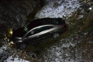 17 yaşındaki s&uuml;r&uuml;c&uuml; otomobili dereye u&ccedil;urdu: 3 yaralı