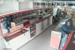 &Ccedil;aldığı cep telefonlarını poşete doldurup ka&ccedil;tı