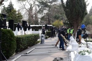 Ko&ccedil;'un mezarındaki hazırlıklar s&uuml;r&uuml;yor