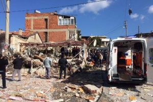 İzmir'de evde patlama: 1 &ouml;l&uuml; 2 yaralı