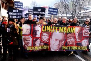 Bursa'da gazeteciler 'Basın Şehitleri' i&ccedil;in y&uuml;r&uuml;d&uuml;