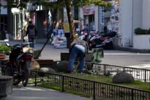 Antalya'da &ccedil;&ouml;p kovasında patlama: 2 yaralı