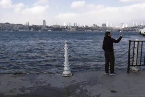 İranlı kadın sahilde selfie &ccedil;ekerken denize d&uuml;şt&uuml;