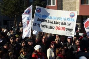 Uğur Mumcu, saldırıya uğradığı evinin &ouml;n&uuml;nde anıldı