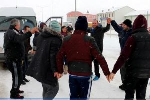 Yolda mahsur kalanlar horon teperek ısınmaya &ccedil;alıştı