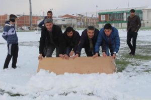 İneg&ouml;l'de karla kaplı sahayı futbolcular temizledi