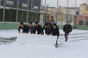 Bursa'da &ouml;nce temizlediler, sonra oynadılar...
