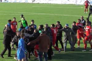 Amat&ouml;r ma&ccedil;ta saha karıştı, 1 futbolcu yaralandı