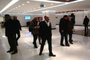 Hastanede tartıştığı eniştesini bı&ccedil;akladı