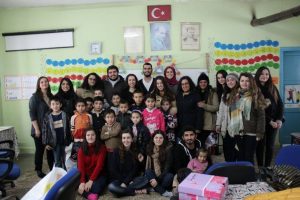 Bursa'da karnelerini hediyelerle birlikte aldılar