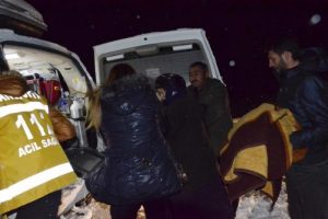 Kar yolları kapattı, hasta kadın 4 saatte hastaneye ulaştırıldı