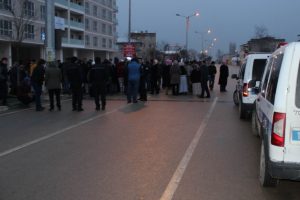 Bursa'da saatlerce yolu trafiğe kapattılar!