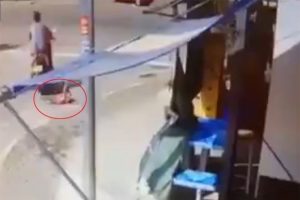 Kadın s&uuml;r&uuml;c&uuml; &ccedil;ocuğunu yola d&uuml;ş&uuml;rd&uuml;