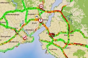 İstanbul'da tatilin ilk g&uuml;n&uuml;nde trafik tıkandı