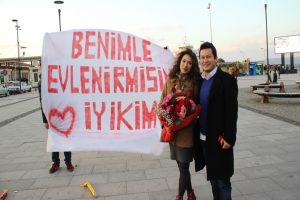 Gen&ccedil; aşıktan s&uuml;rpriz evlilik teklifi