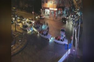 Yolu trafiğe kapatıp 'drift' yaptılar